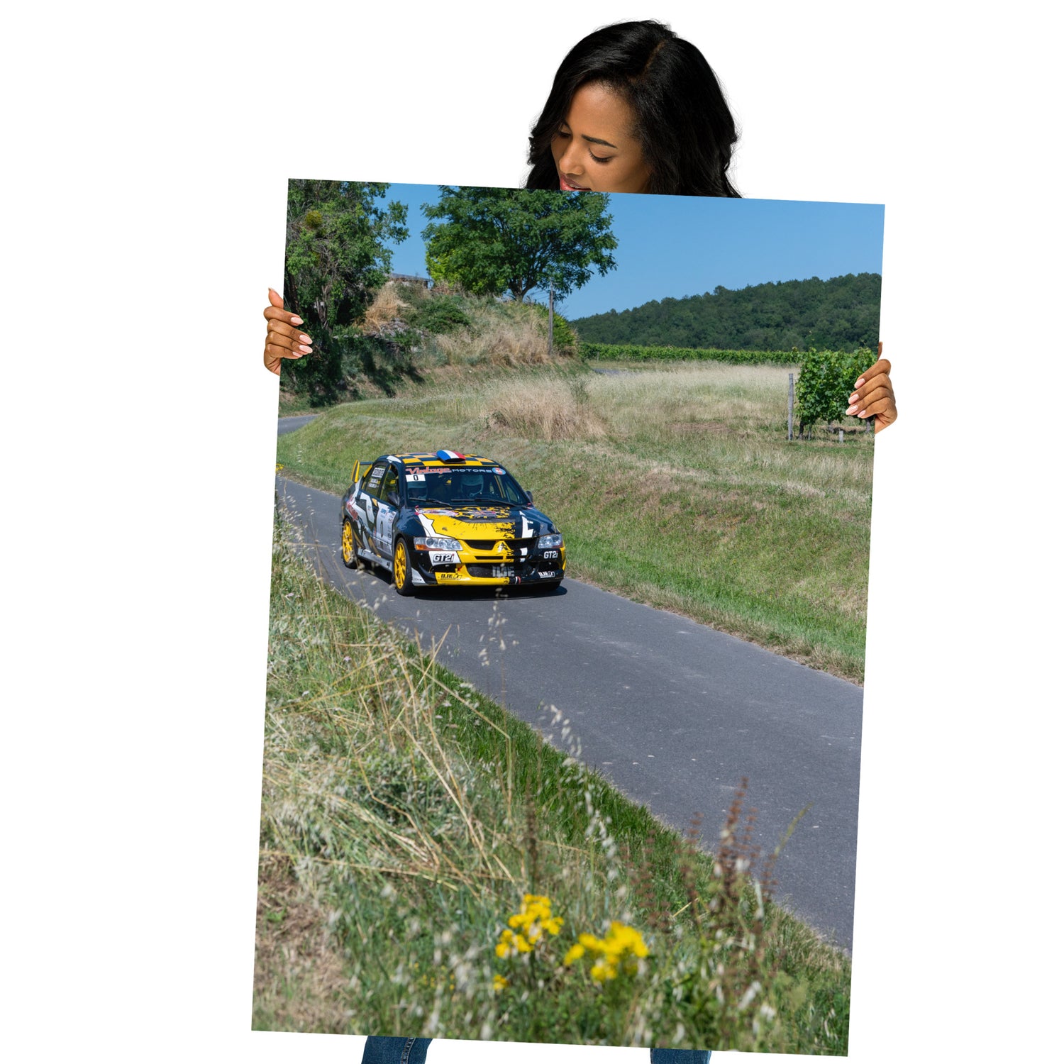 Photographie dynamique d'une voiture de sport en pleine accélération, soulignant sa puissance et sa vitesse.