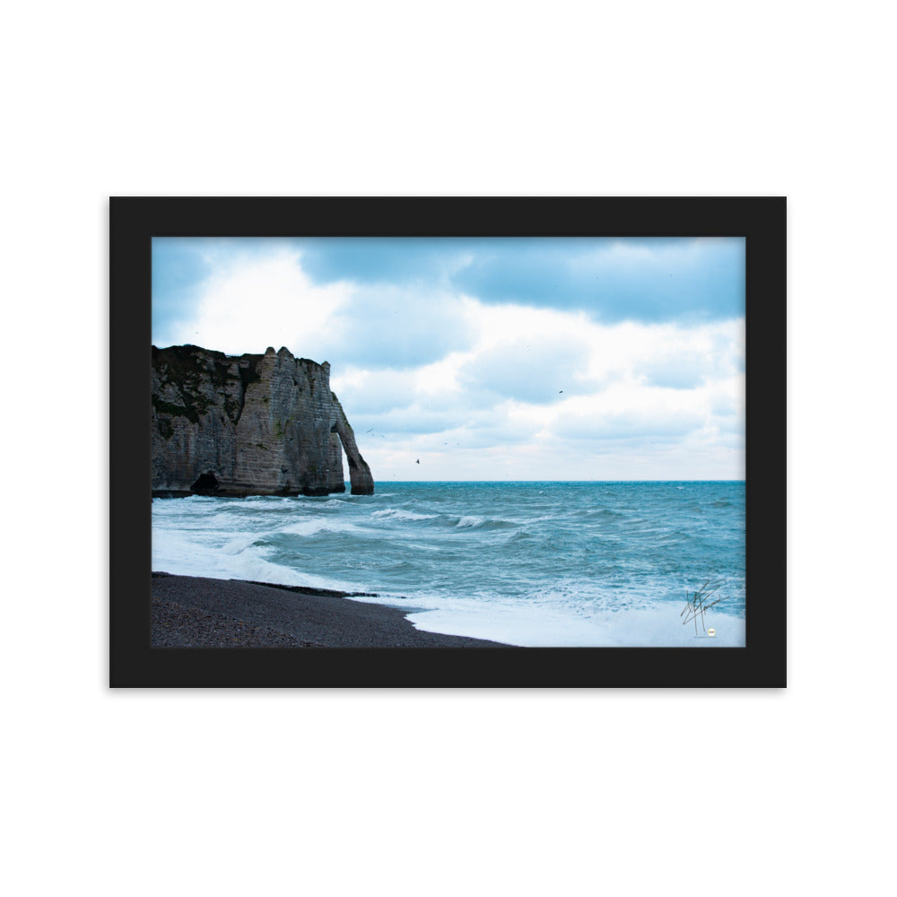 Photographie apaisante de la plage d'Etretat, où la mer caresse le rivage sous un ciel clair. Une représentation parfaite de la tranquillité et de la beauté naturelle de la côte normande.