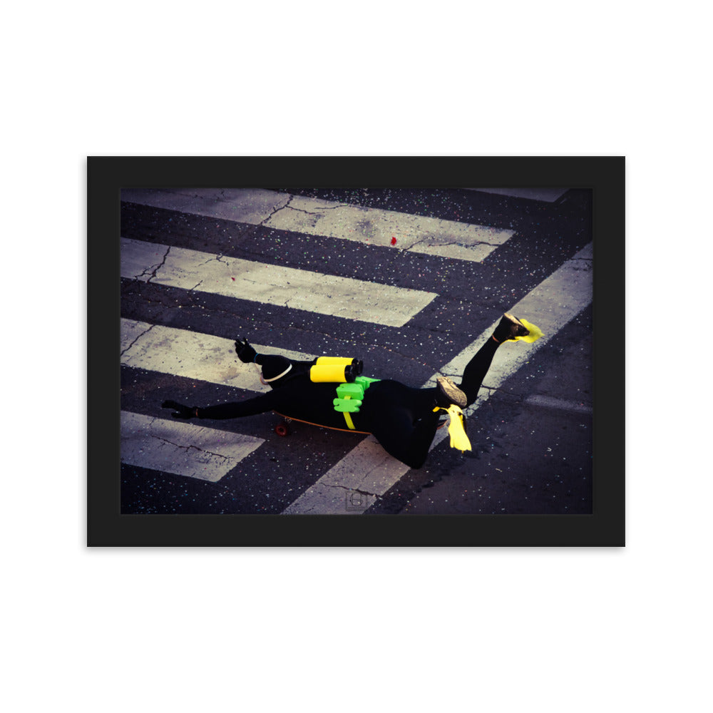 Photographie humoristique d'un homme déguisé en plongeur avec des bouteilles d'oxygène jaunes, roulant sur un skateboard dans les rues de Paris, œuvre de Hadrien Geraci.