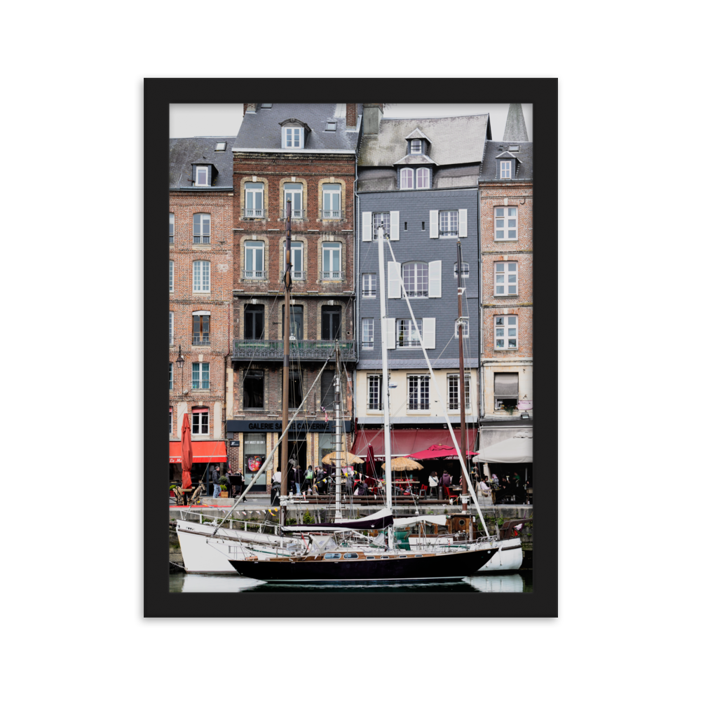 Poster de deux voiliers stationnés sur le port de plaisance de Honfleur.