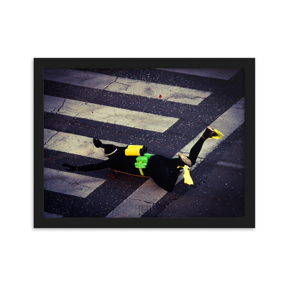 Photographie humoristique d'un homme déguisé en plongeur avec des bouteilles d'oxygène jaunes, roulant sur un skateboard dans les rues de Paris, œuvre de Hadrien Geraci.