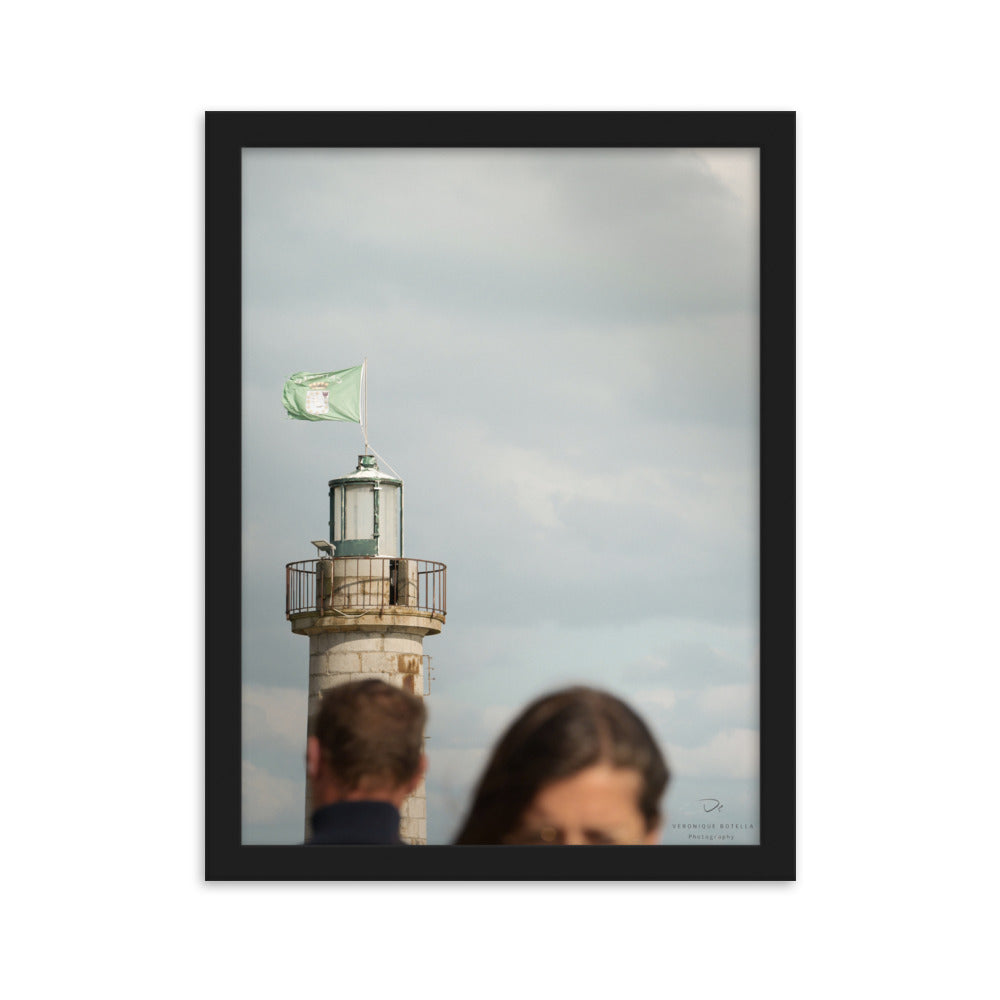 Poster encadré 'Serie B' montrant un phare et un crâne en premier plan, créé par Veronique Botella.