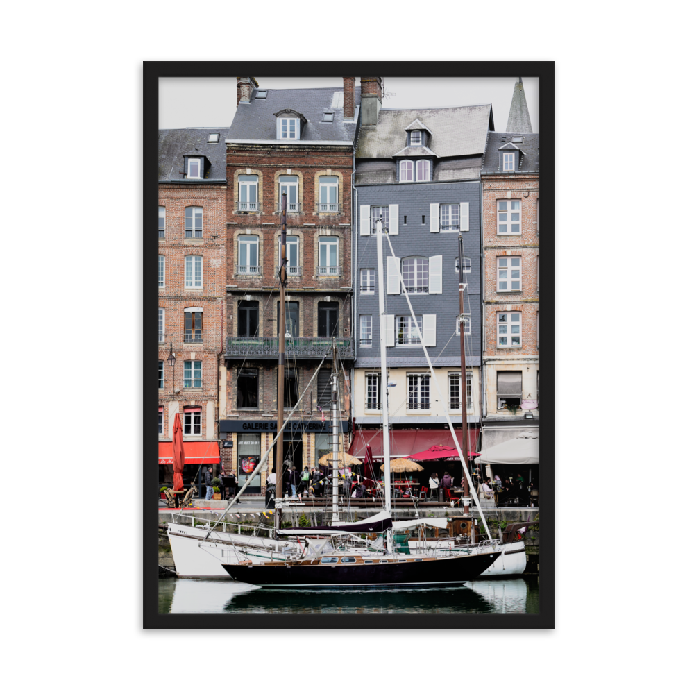 Poster de deux voiliers stationnés sur le port de plaisance de Honfleur.