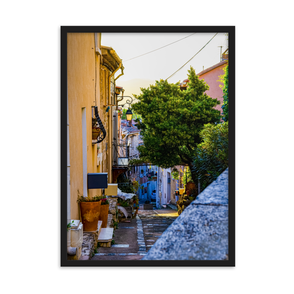 Poster coloré "Rue de Cuers" montrant une rue pittoresque d'un village provençal, baignée de soleil et d'ambiance méditerranéenne.