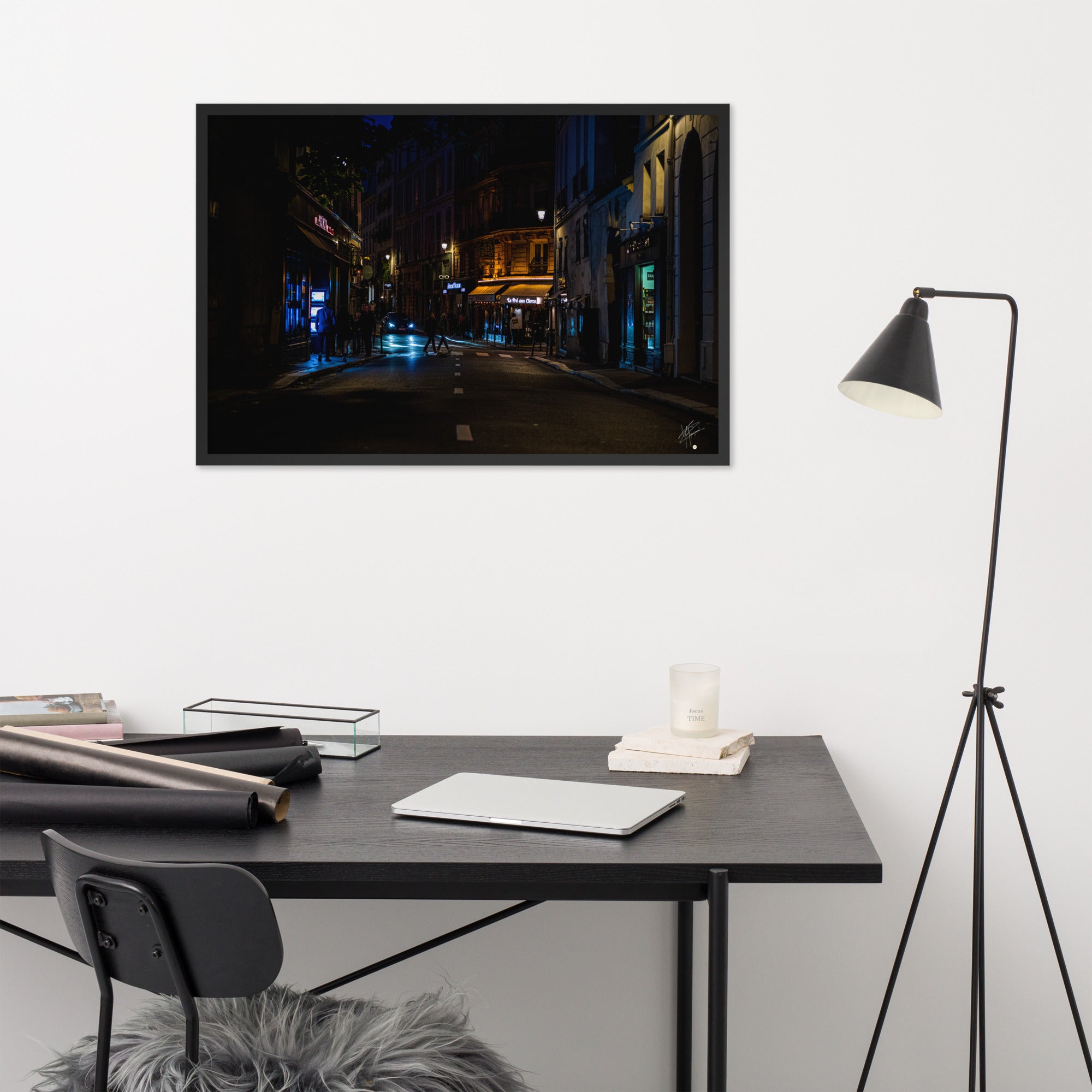 Photographie nocturne de la 'Rue Bonaparte' à Paris, capturant l'essence urbaine du 6ème arrondissement. Poster encadré et signé, reflétant le charme parisien authentique.