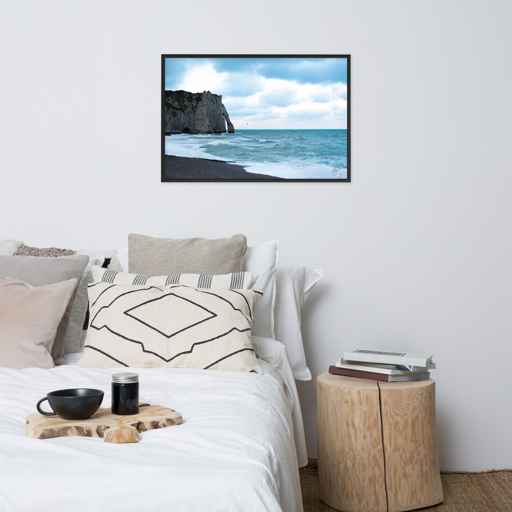 Photographie apaisante de la plage d'Etretat, où la mer caresse le rivage sous un ciel clair. Une représentation parfaite de la tranquillité et de la beauté naturelle de la côte normande.