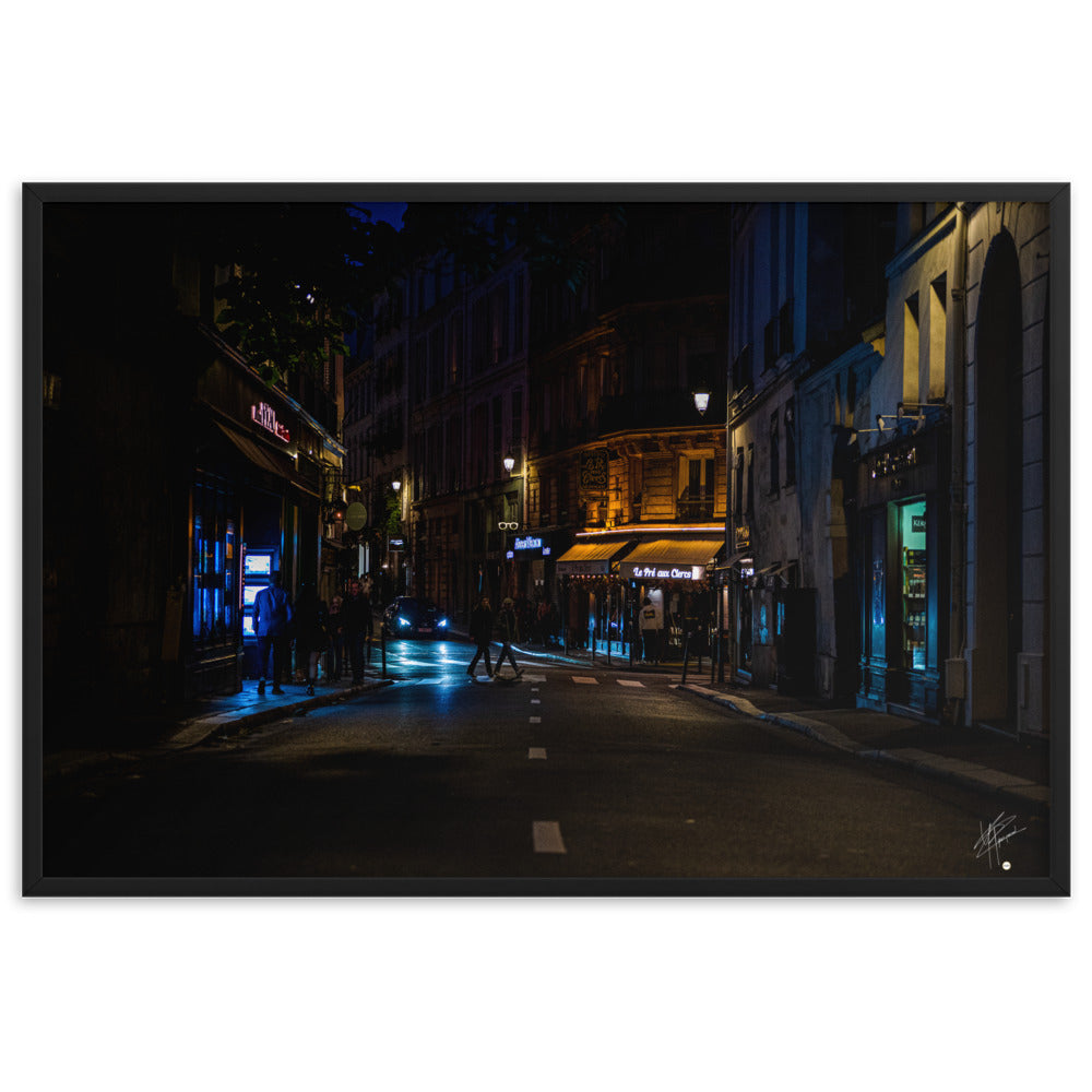 Photographie nocturne de la 'Rue Bonaparte' à Paris, capturant l'essence urbaine du 6ème arrondissement. Poster encadré et signé, reflétant le charme parisien authentique.