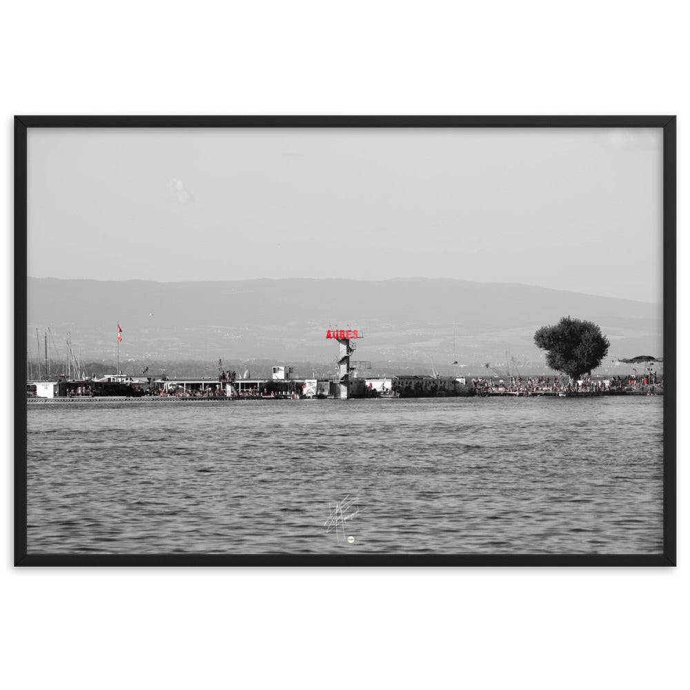 Poster encadré 'Les Aubes' capturant les nuances de rouge des Aubes Musicales aux Bains des Pâquis.