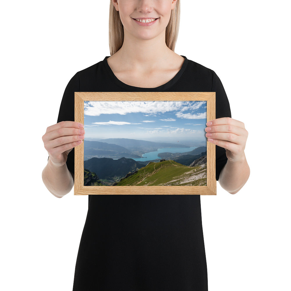 Vue panoramique du lac d'Annecy, entouré de montagnes majestueuses, avec un cadre en bois de chêne massif.