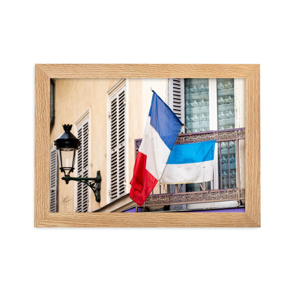 Photographie du drapeau tricolore français suspendu à un garde-corps métallique, représentant à la fois la tradition et la modernité, encadrée pour une mise en valeur murale.