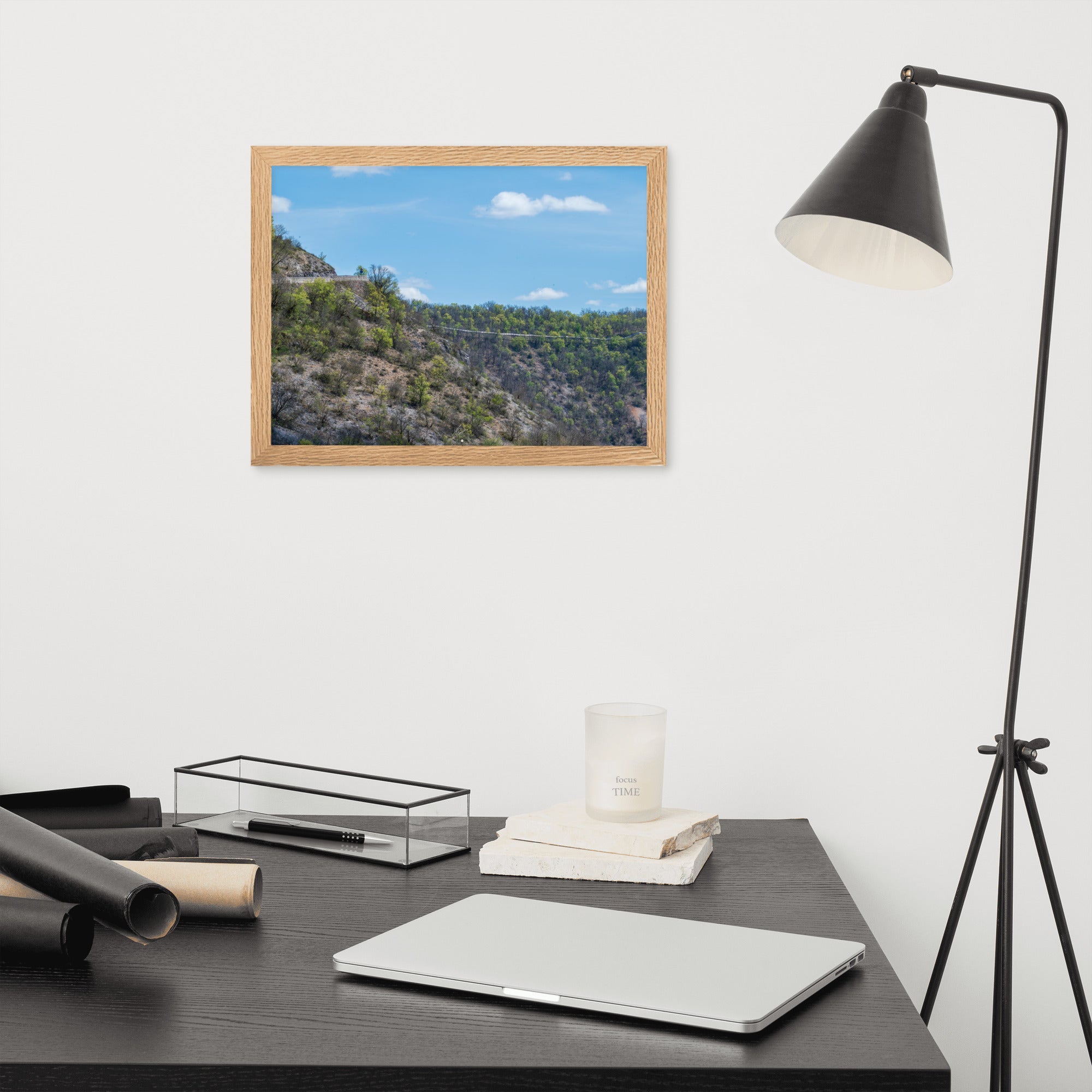 Photographie de 'Sécheresse', montrant un paysage d'Occitanie avec arbres verts et terre sèche, encadré pour une présentation élégante.