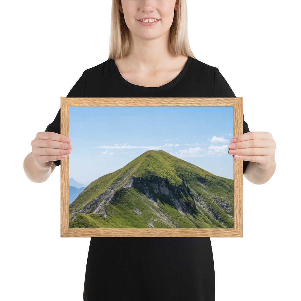 Vue panoramique du 'Mamelon Vert' avec sa végétation luxuriante et montagneuse, encadrée en bois de chêne.