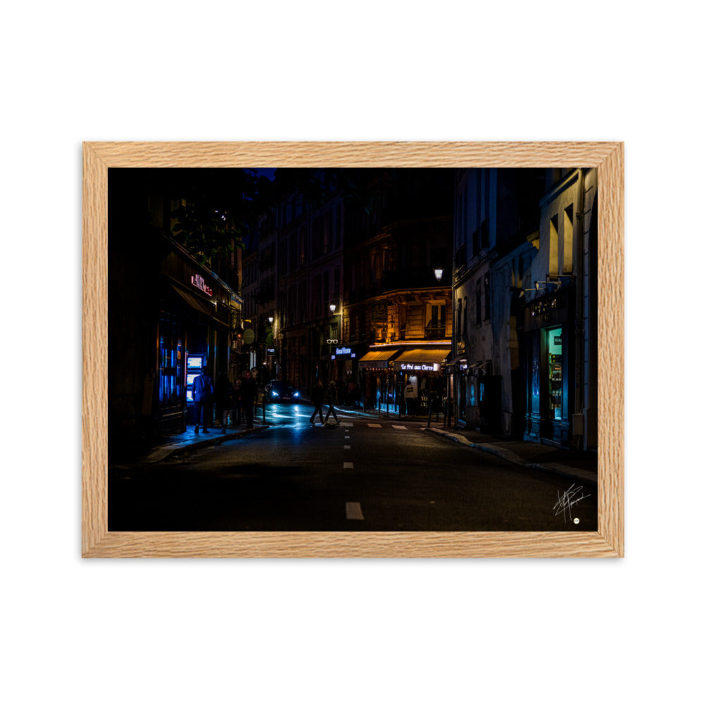 Photographie nocturne de la 'Rue Bonaparte' à Paris, capturant l'essence urbaine du 6ème arrondissement. Poster encadré et signé, reflétant le charme parisien authentique.