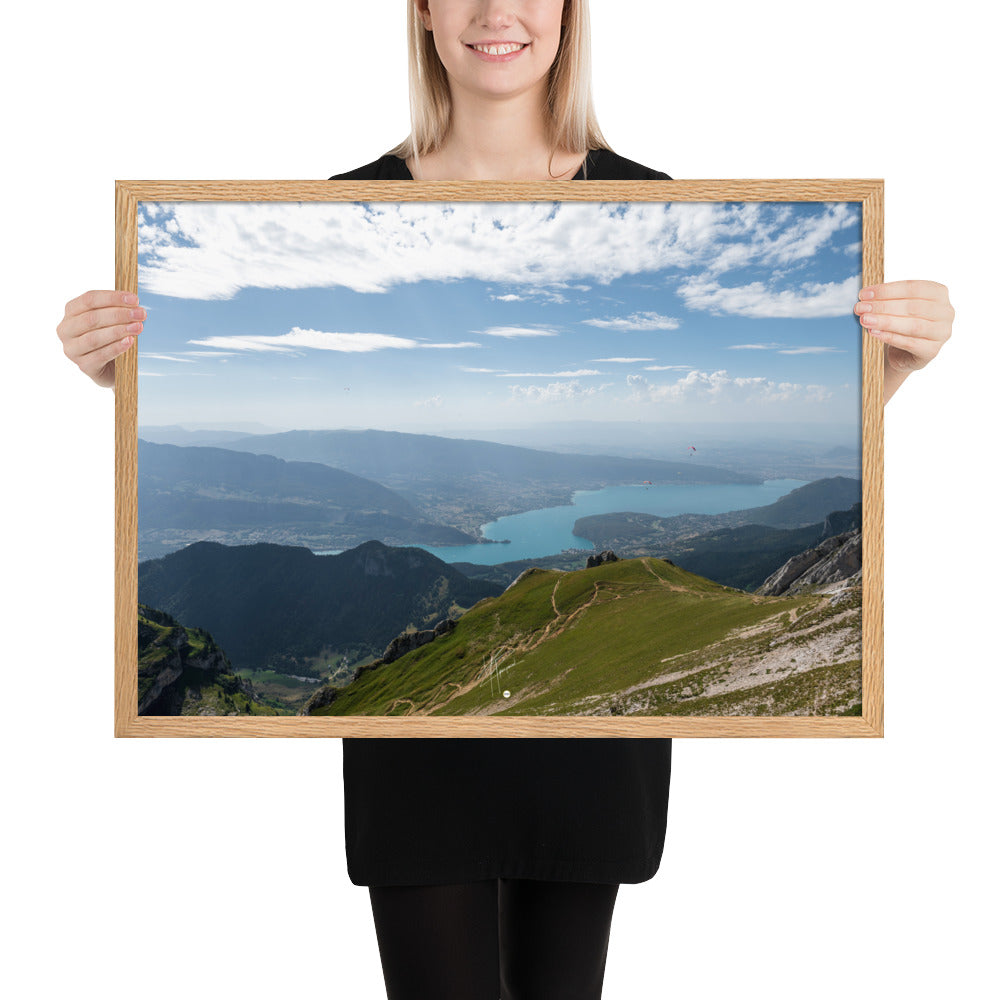 Vue panoramique du lac d'Annecy, entouré de montagnes majestueuses, avec un cadre en bois de chêne massif.