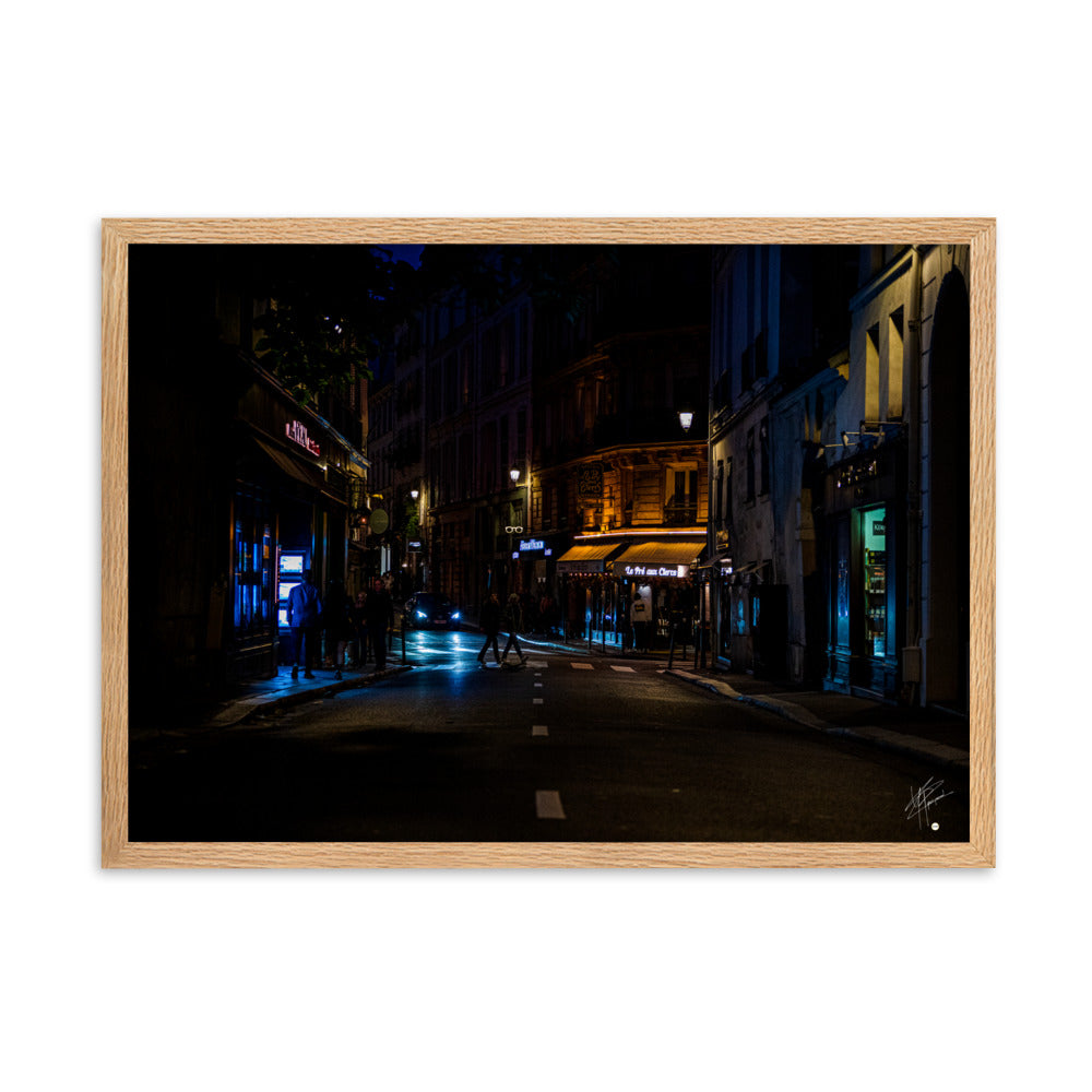 Photographie nocturne de la 'Rue Bonaparte' à Paris, capturant l'essence urbaine du 6ème arrondissement. Poster encadré et signé, reflétant le charme parisien authentique.