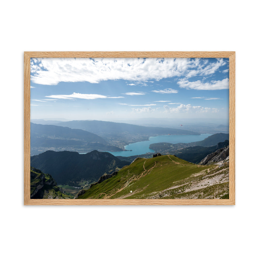 Vue panoramique du lac d'Annecy, entouré de montagnes majestueuses, avec un cadre en bois de chêne massif.