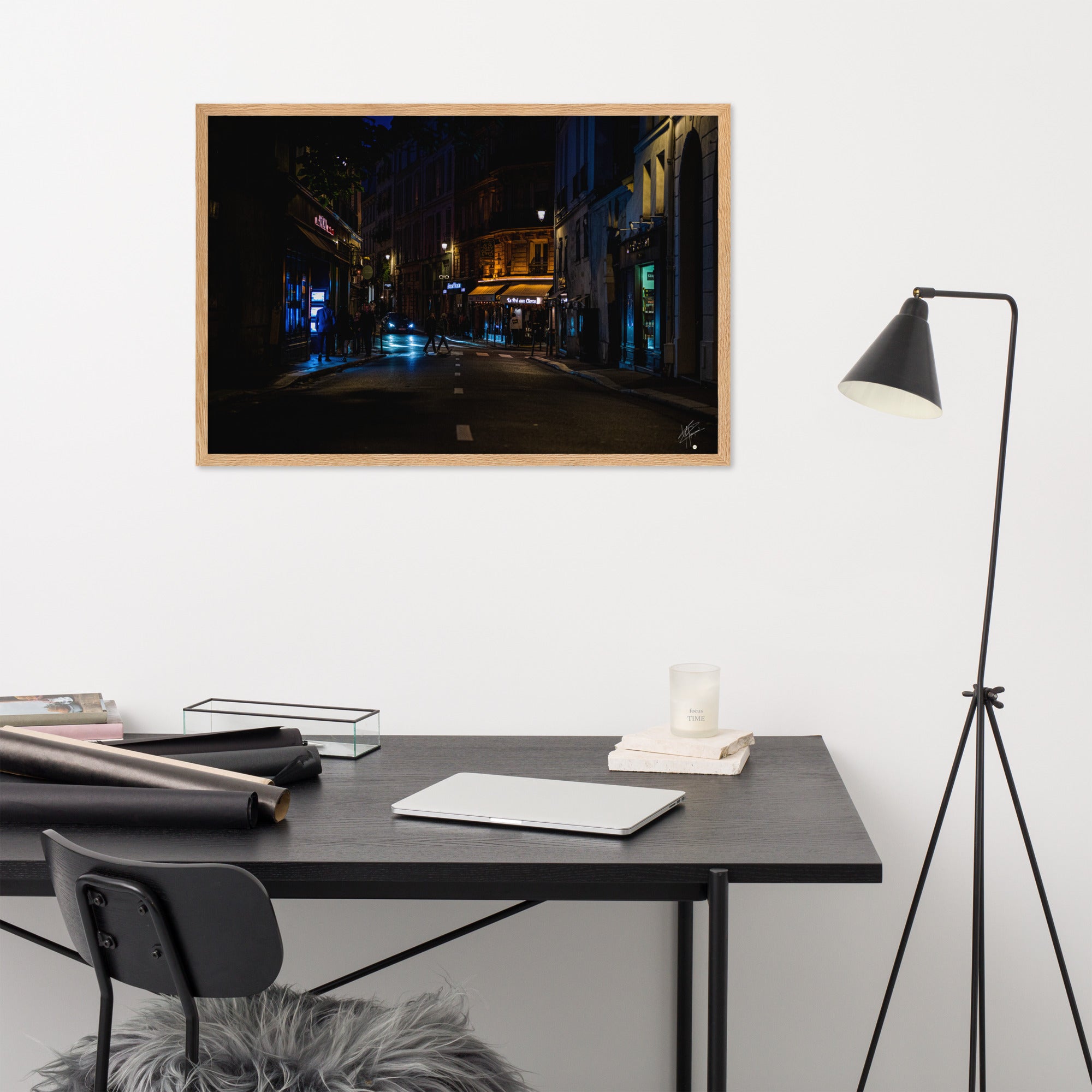 Photographie nocturne de la 'Rue Bonaparte' à Paris, capturant l'essence urbaine du 6ème arrondissement. Poster encadré et signé, reflétant le charme parisien authentique.