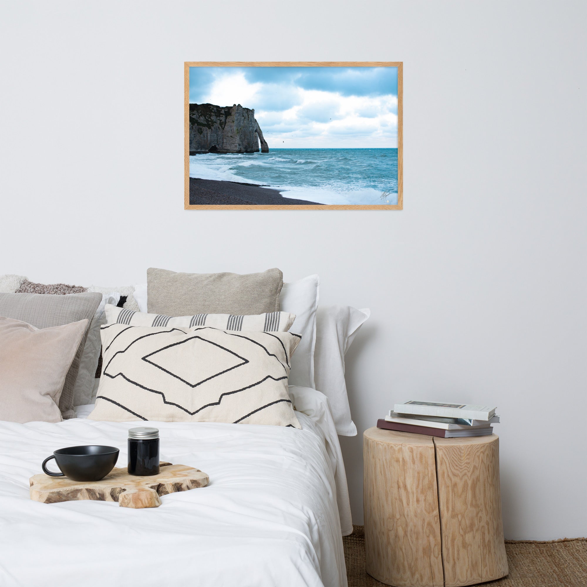 Photographie apaisante de la plage d'Etretat, où la mer caresse le rivage sous un ciel clair. Une représentation parfaite de la tranquillité et de la beauté naturelle de la côte normande.