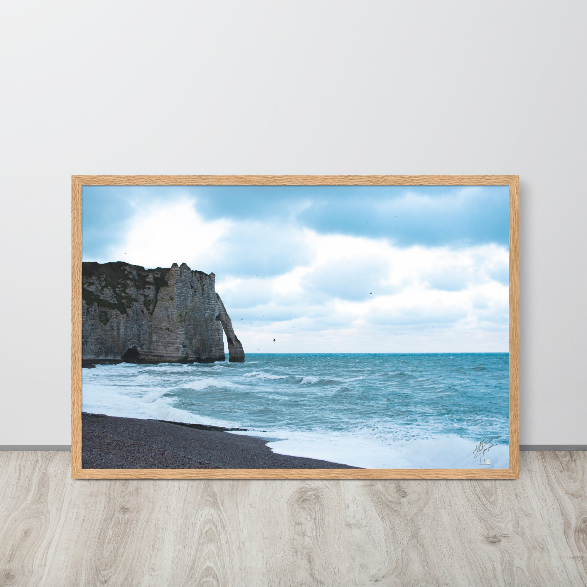 Photographie apaisante de la plage d'Etretat, où la mer caresse le rivage sous un ciel clair. Une représentation parfaite de la tranquillité et de la beauté naturelle de la côte normande.