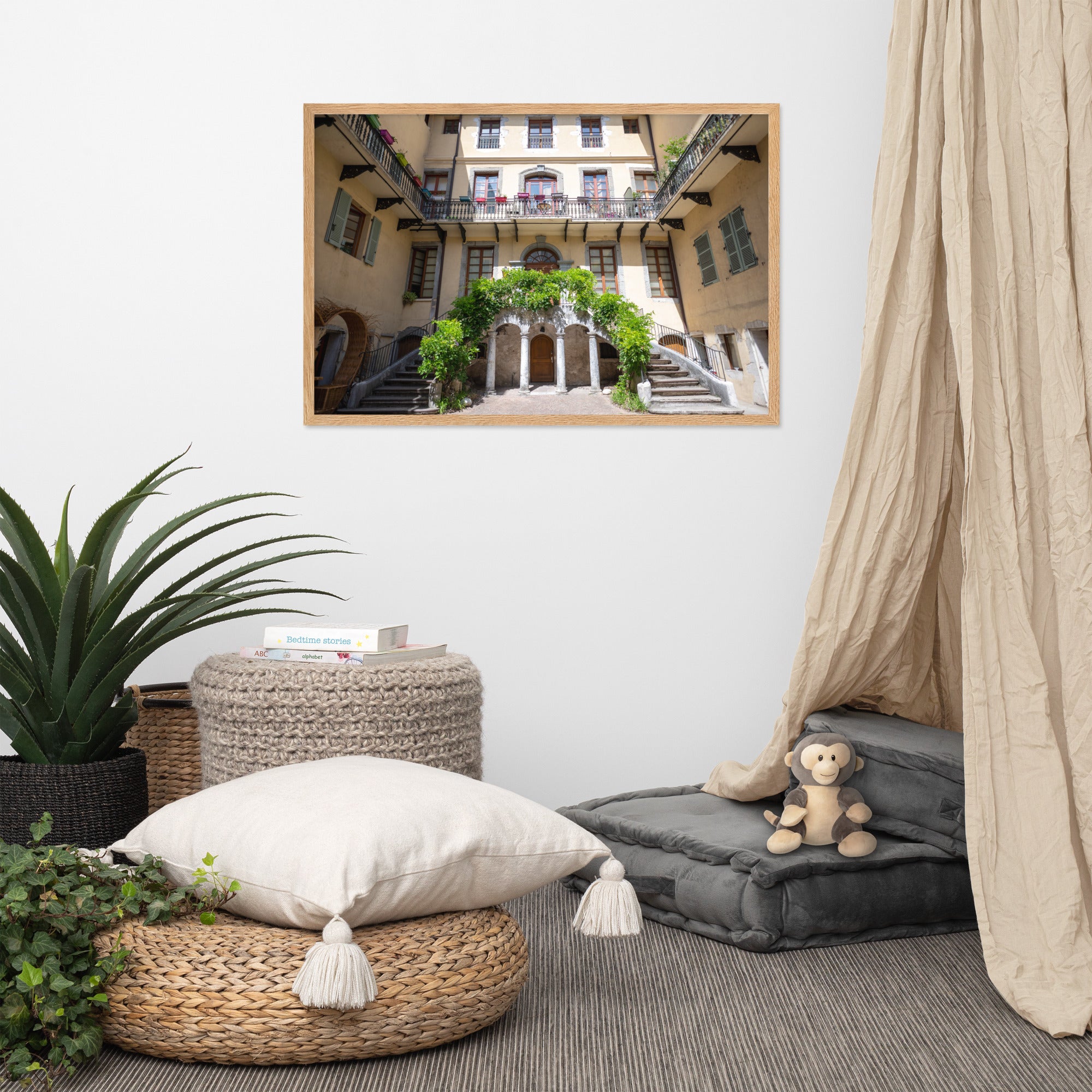 Photographie d'un bâtiment traditionnel italien avec escaliers en spirale et plantes suspendues, encadrée en chêne massif.