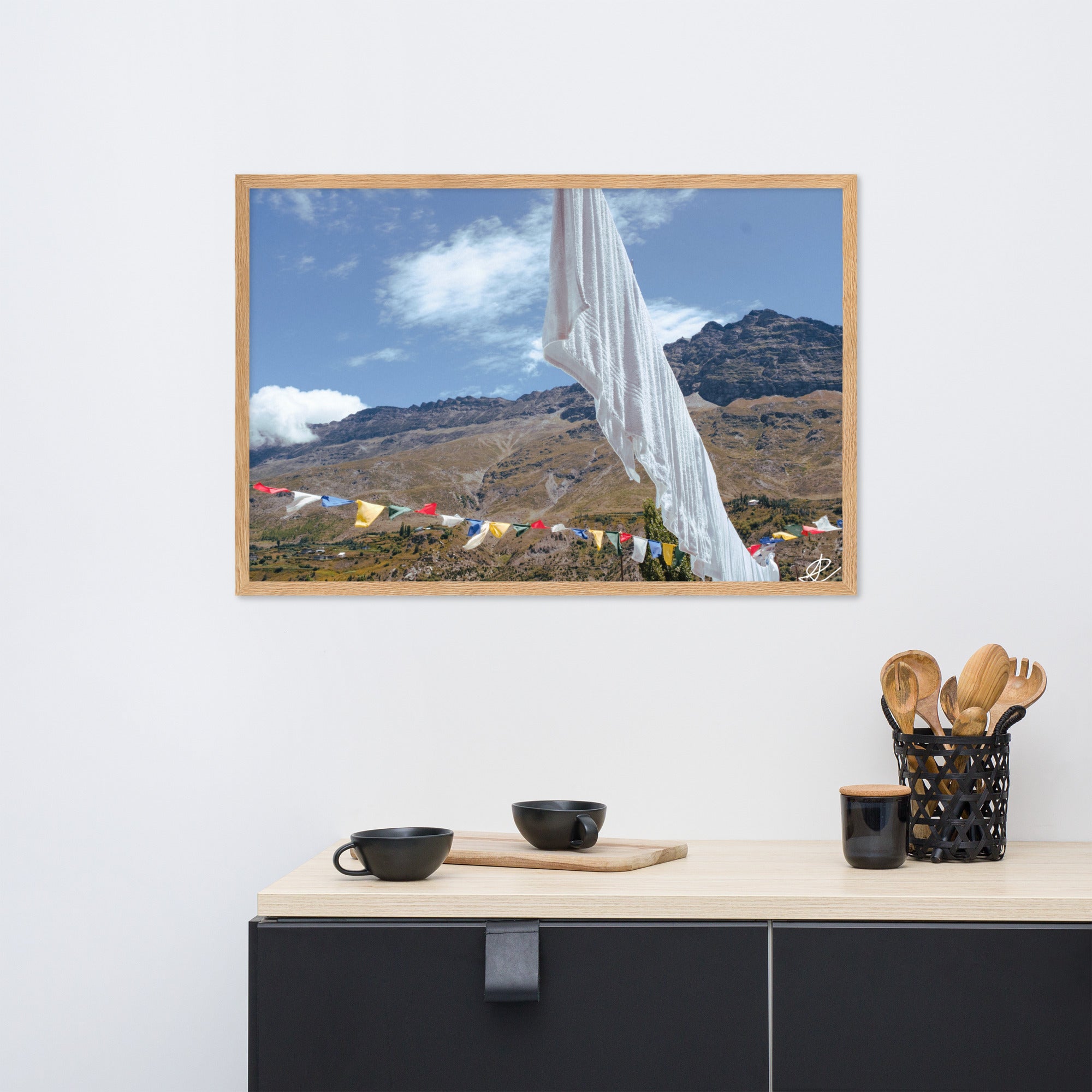 Photographie 'Les drapeaux' par Ilan Shoham, capturant la beauté des drapeaux de prière bouddhistes dans le paysage serein de l'Himalaya, juxtaposant la spiritualité et le quotidien humain.