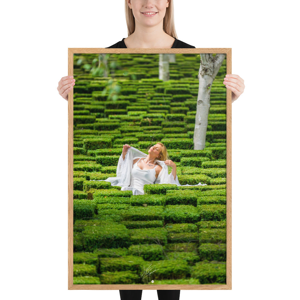 Portrait élégant de 'Blanche', une femme blonde vêtue de blanc, posant au milieu d'un jardin verdoyant et luxuriant, évoquant la beauté et la sérénité.