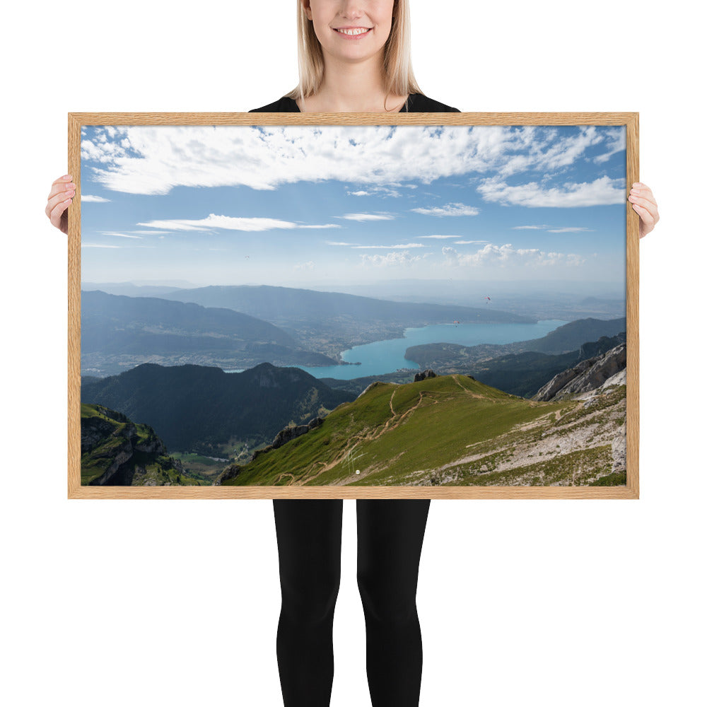 Vue panoramique du lac d'Annecy, entouré de montagnes majestueuses, avec un cadre en bois de chêne massif.$