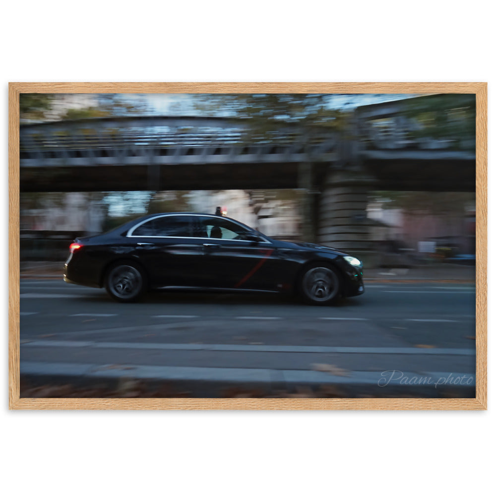 vPhotographie 'Taxi Parisien' par Pamm.Photo, représentant un taxi Mercedes en mouvement rapide sous les voies aériennes du métro parisien, illustrant la vitesse et l'effervescence de la ville lumière.