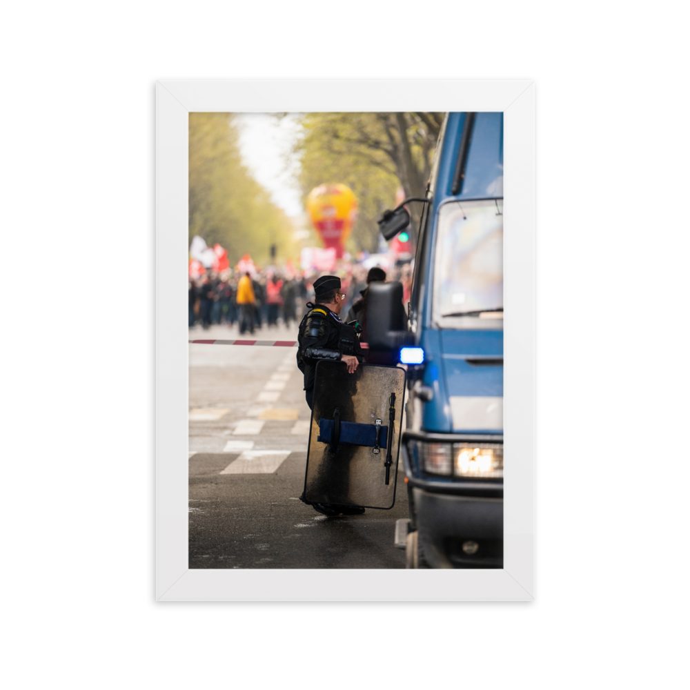 Poster mural - Gendarmerie mobile – Photographie de rue manifestation pacifique à Paris – Poster photographie, photographie murale et des posters muraux unique au monde. La boutique de posters créée par Yann Peccard un Photographe français.