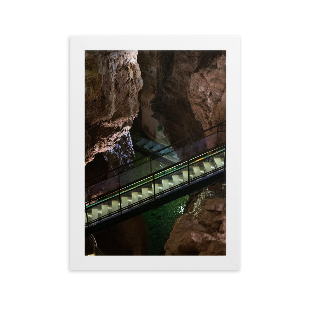 Barque en métal amarrée dans une rivière souterraine pour l'exploration des grottes.