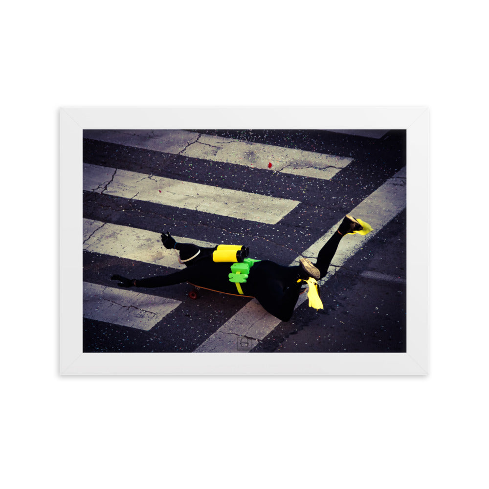 Photographie humoristique d'un homme déguisé en plongeur avec des bouteilles d'oxygène jaunes, roulant sur un skateboard dans les rues de Paris, œuvre de Hadrien Geraci.