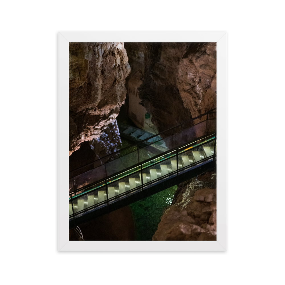 Barque en métal amarrée dans une rivière souterraine pour l'exploration des grottes.