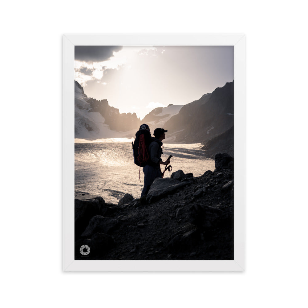 Photographie d'un randonneur face à l'immensité d'un glacier sous les rayons du crépuscule, capturée par Brad Explographie, symbolisant la confrontation entre l'homme et la nature.