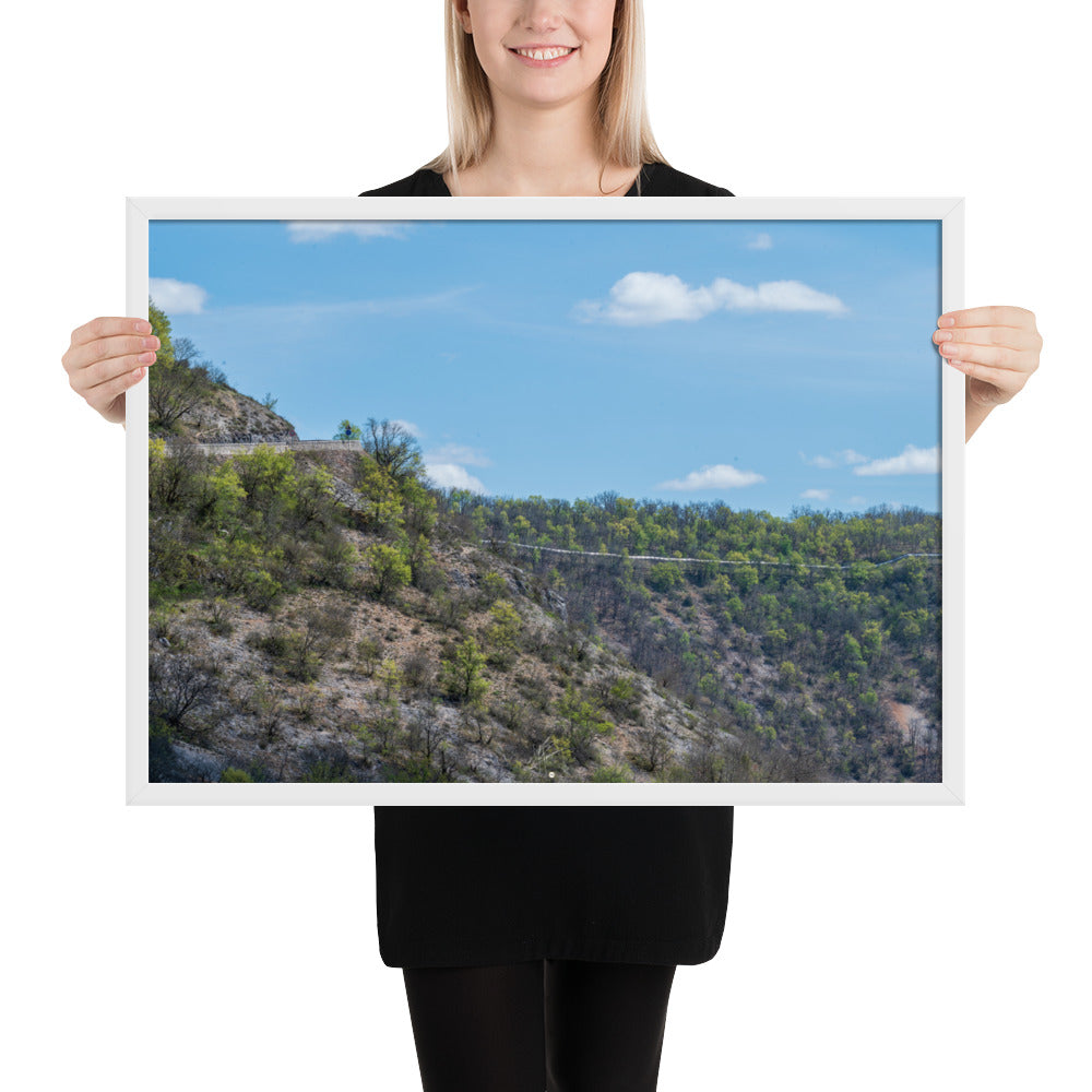 Photographie de 'Sécheresse', montrant un paysage d'Occitanie avec arbres verts et terre sèche, encadré pour une présentation élégante.