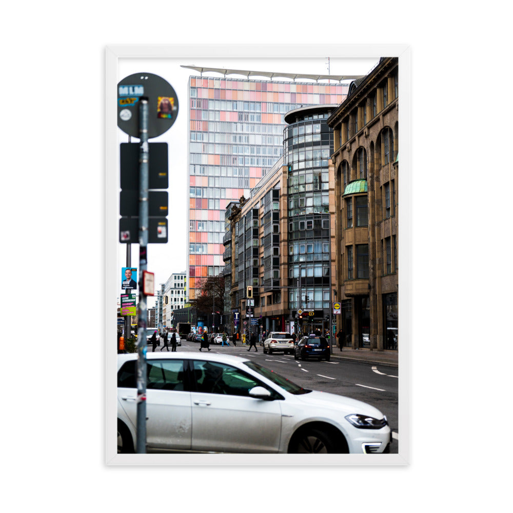 Poster 'Rudi-Dutschke-Straße' présentant une photographie de la vie urbaine animée à Berlin, avec un passage piéton, une voiture en mouvement et de la circulation.