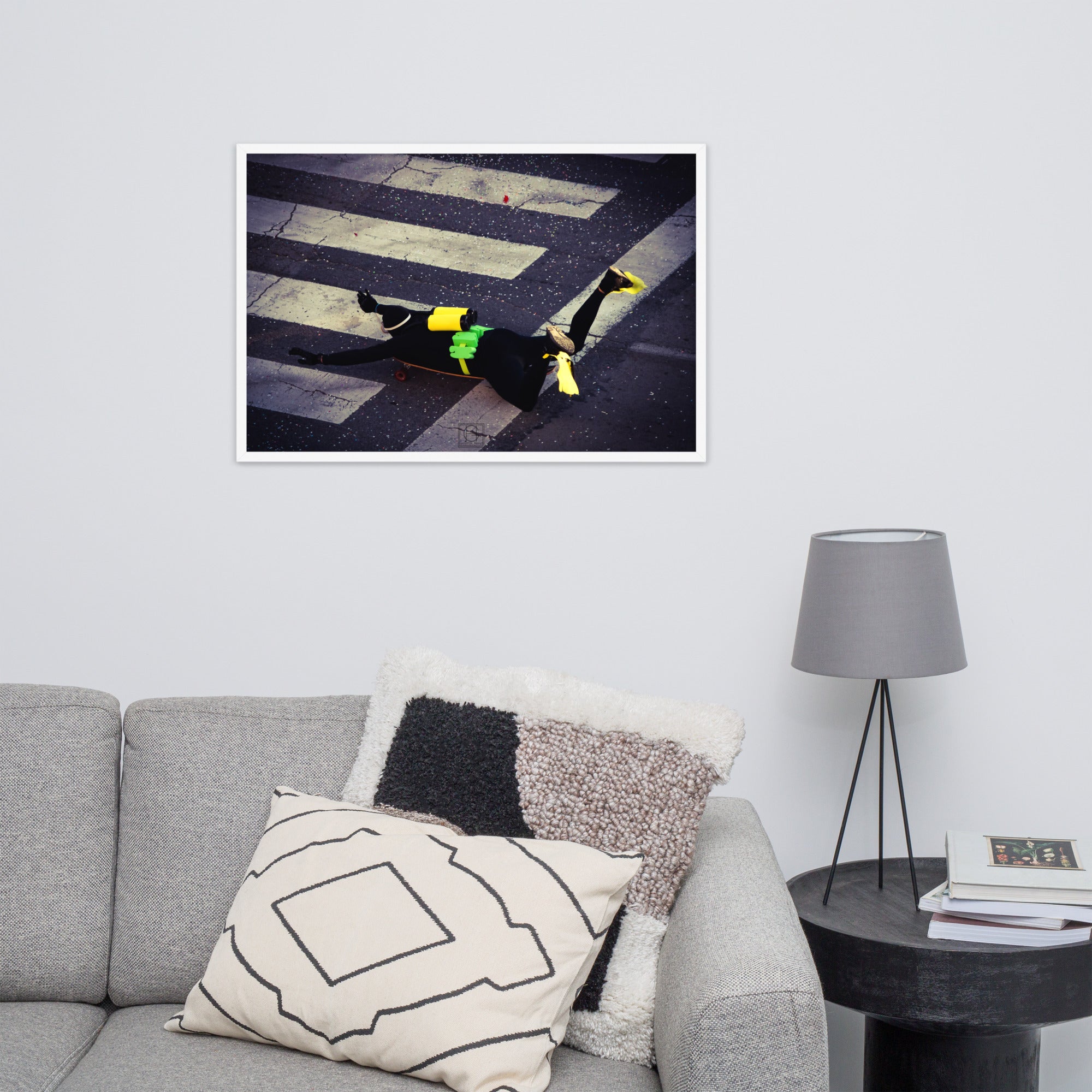 Photographie humoristique d'un homme déguisé en plongeur avec des bouteilles d'oxygène jaunes, roulant sur un skateboard dans les rues de Paris, œuvre de Hadrien Geraci.