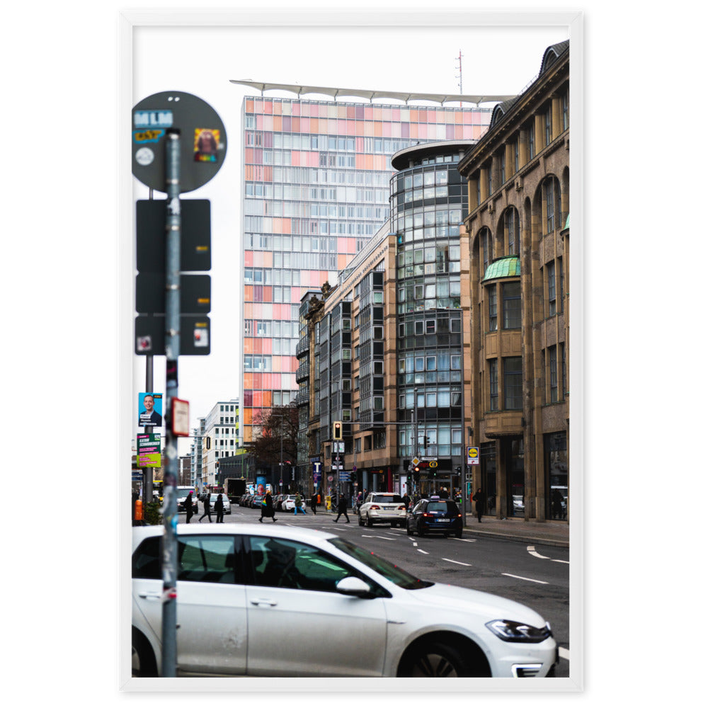 Poster 'Rudi-Dutschke-Straße' présentant une photographie de la vie urbaine animée à Berlin, avec un passage piéton, une voiture en mouvement et de la circulation.