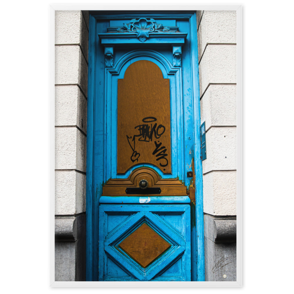 Photographie d'une élégante porte bleue, imprimée avec une précision muséale, capturant le mystère et l'intrigue de ce qui pourrait se trouver derrière elle.