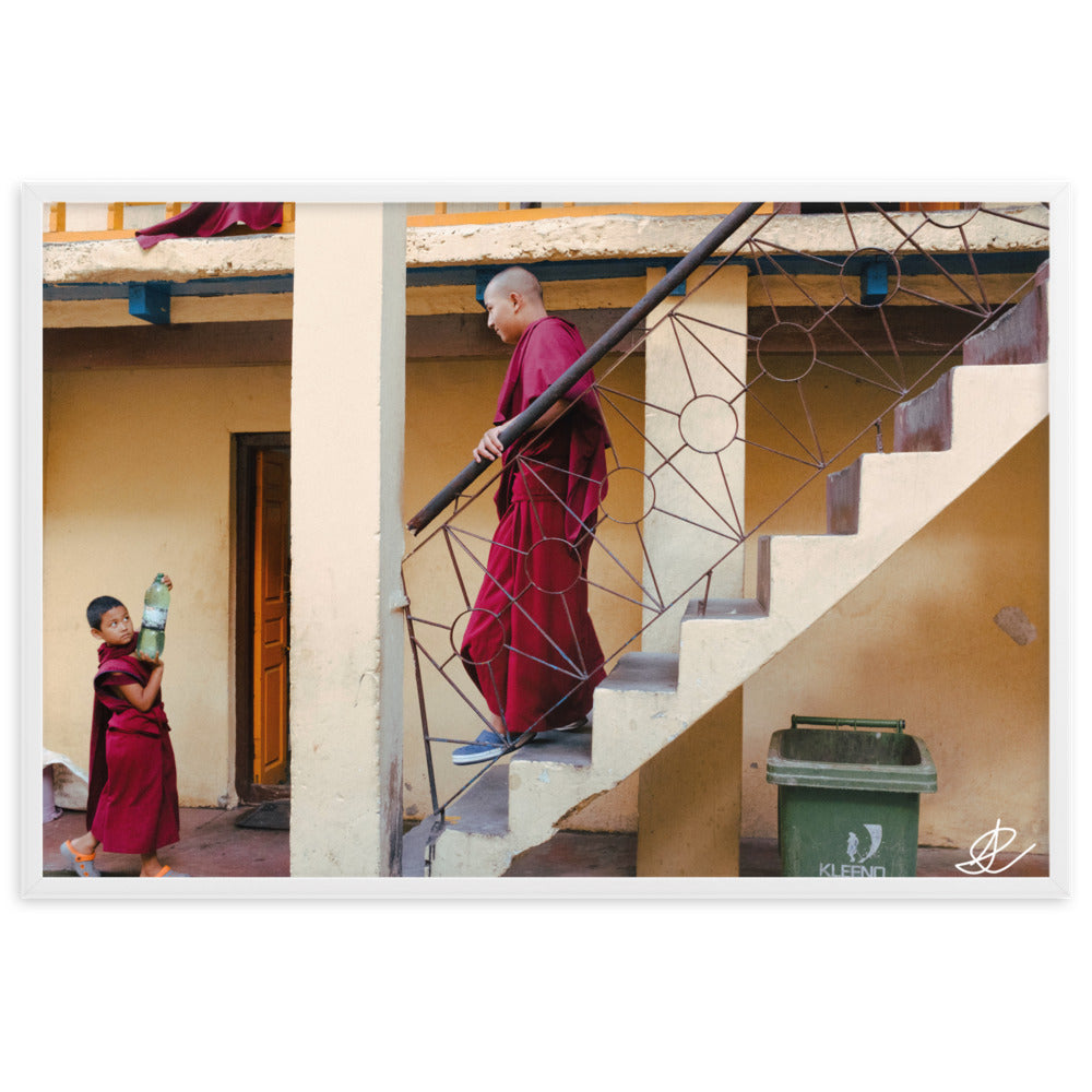 Photographie 'Jeune moine' par Ilan Shoham, capturant une scène touchante d'un jeune moine offrant de l'eau dans le cadre spirituel et architectural de Vashisht, en Inde.