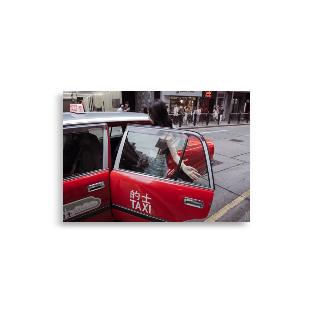 Affiche photo de rue a Hong-Kong d'une femme qui monte dans un taxi rouge