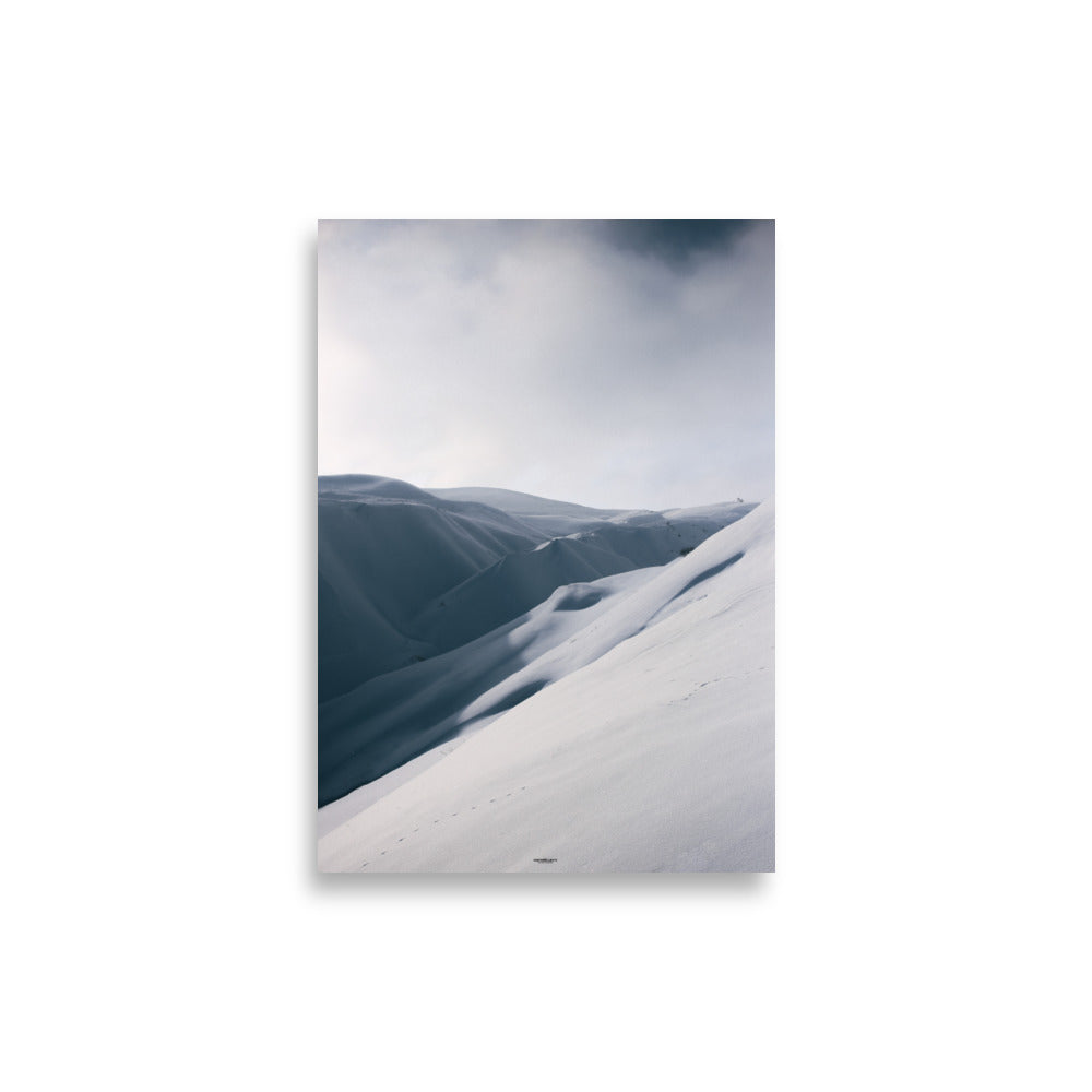 Poster d'un paysage magnifique de montagnes sous la neige. Un drap blanc de neige recouvre le paysage. affiche 21x30