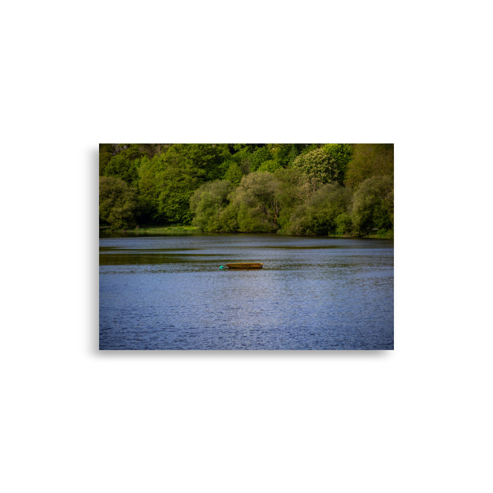 Poster photo - Plongez dans la sérénité avec ce poster captivant d'une barque flottant sur un lac paisible, entourée de végétation luxuriante. Une touche apaisante pour votre intérieur. - Quentin Trehour - Affiche murale 21x30