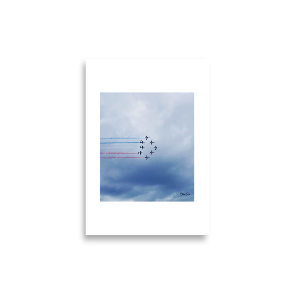 Poster photographie - "Admirez 'Éclat Tricolore', une photographie spectaculaire de la Patrouille de France en plein vol, traçant des lignes tricolores dans le ciel. Idéal pour une décoration dynamique et inspirante." - Chloé perez - Affiche murale 21x30