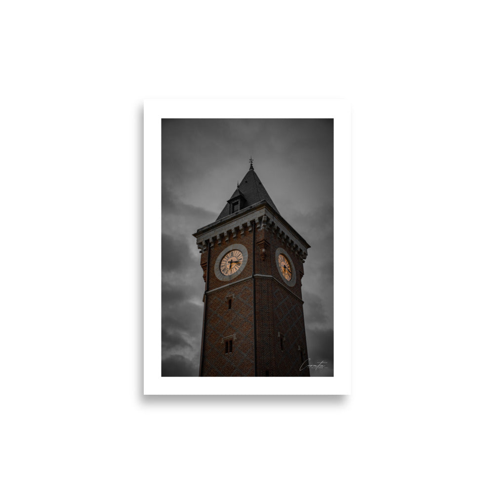 Poster photographie - "Tour du Marégraphe de Rouen" s’adresse aux amateurs d’histoire, d’architecture et de symbolisme. Une œuvre parfaite pour apporter élégance et profondeur à tout espace. - Corentin Lepvrier - Affiche murale 21x30