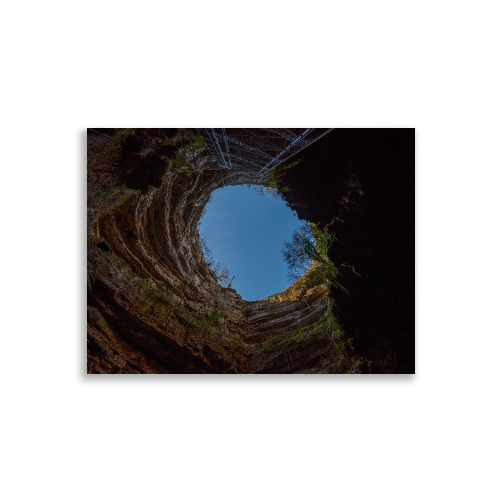 Poster 'Le Gouffre de Padirac N02' montrant la vue du ciel depuis le fond du gouffre de Padirac.