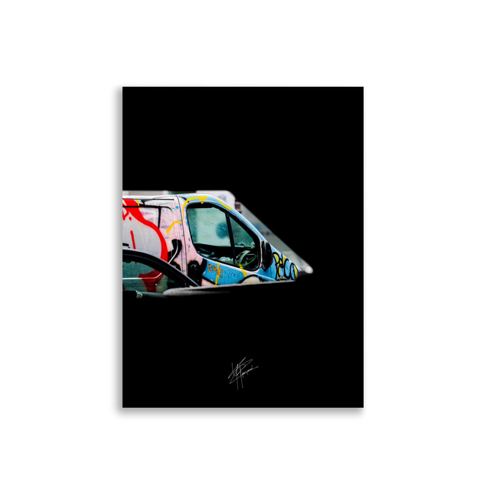 Vue contrastée d'un Renault Trafic éclairé, entouré d'une obscurité artistique, témoignant de l'histoire urbaine et du street art.