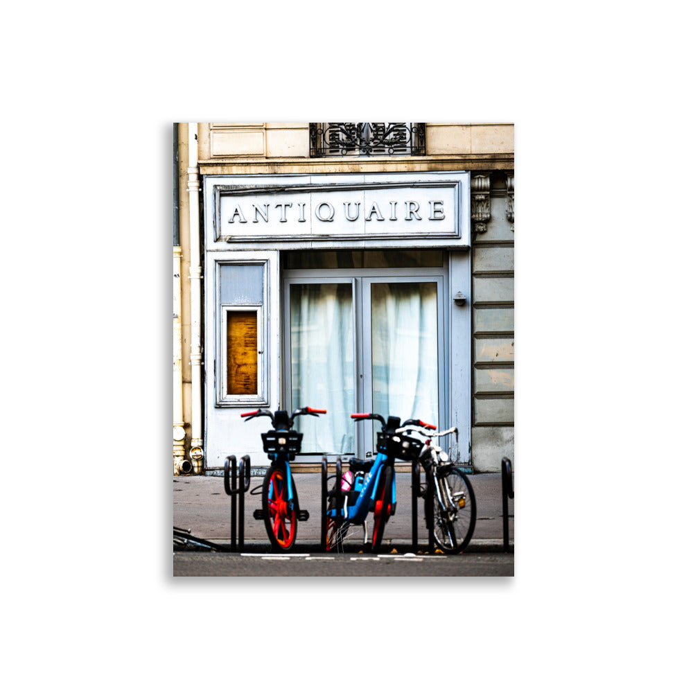Photographie monochrome d'une vieille boutique d'antiquaire fermée à Paris, avec des détails architecturaux vintage et une atmosphère nostalgique.