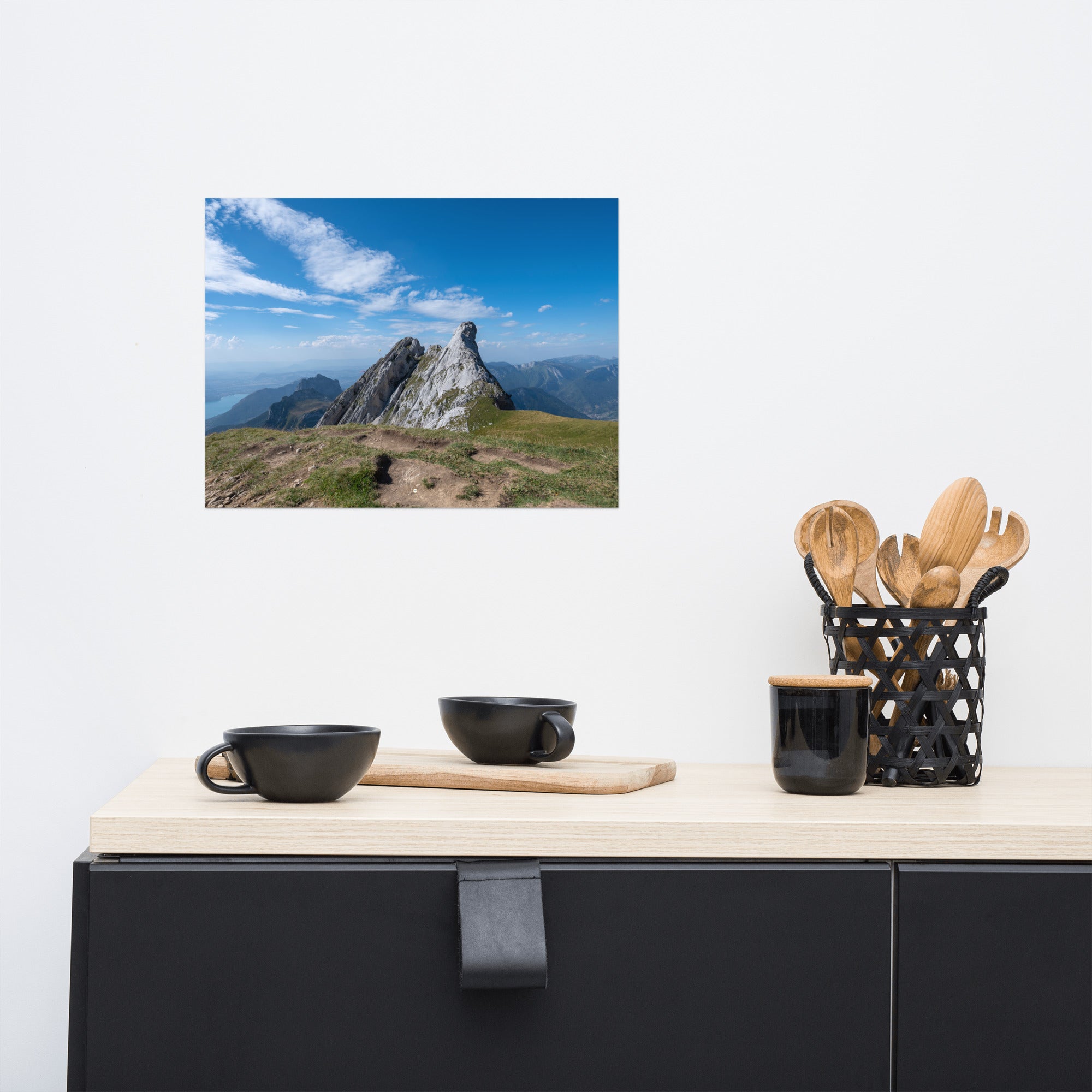 Photographie du poster 'La Tournette N02', montrant une scène pittoresque des montagnes et du lac d'Annecy en Haute-Savoie.