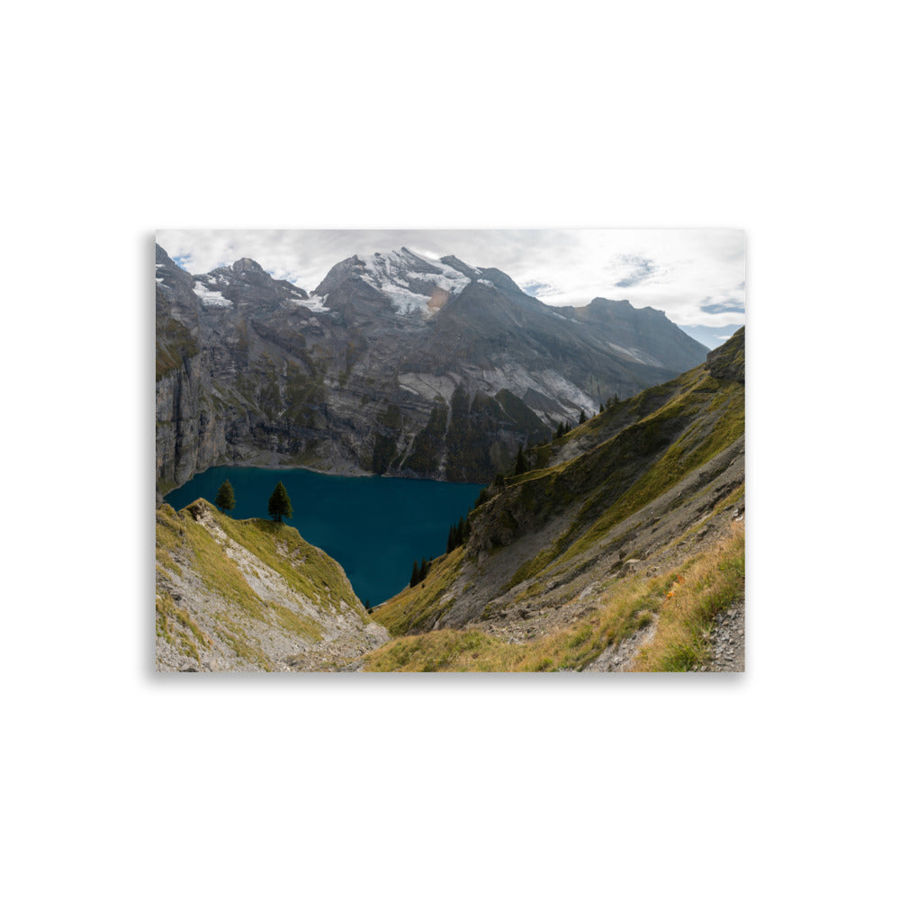 Poster artistique "Refuge d'Azur" montrant un lac de montagne paisible, encadré par des sommets majestueux.