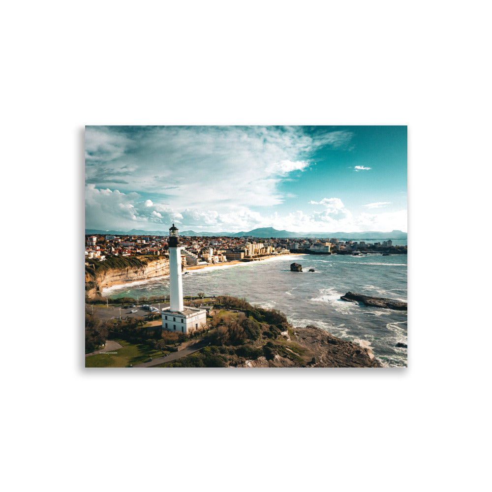 Photographie d'un phare en bord de mer